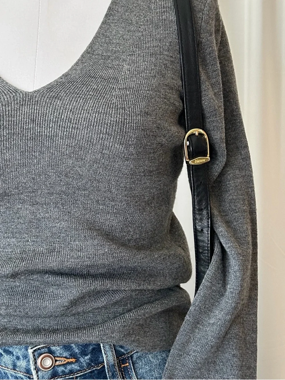 NWT Ann Taylor LOFT Merino Wool Blend V-Neck Sweater Gray Small. - Picture 5 of 11